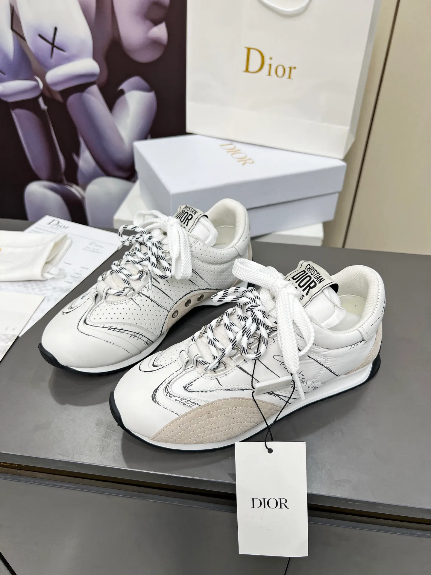 White men's shoes💰540 This D-Sketch sneaker is a new product of the 2025 spring and summer ready-to-wear series❤️‍🔥❤️‍🔥❤️‍🔥❤️‍🔥, highlighting the classic retro aesthetics. Crafted from gold-toned crinkled sheepskin and gold-toned laminated calfskin 🌹🌹🌹, it features beige suede calfskin panels and double laces. The side is decorated with a handwritten Christian Dior Men's Shoes 💰aris logo🎆🎆🎆, while the heel and tongue are embellished with Christian Dior Men's Shoes 💰aris logo panels and plaques. Paired with two-color thin rubber soles, they look more refined. Size: 35~41 (men’s model is currently available). Color: black, white, gold, silver.